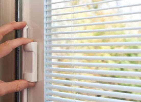 Veranda kapısında panjurlar